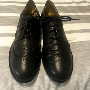Wingtips for women. Black leather.